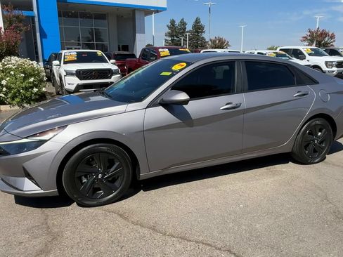 Used 2023 Hyundai Elantra SEL FWD image 3
