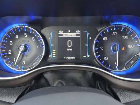 Used 2017 Chrysler Pacifica Touring-L image 15