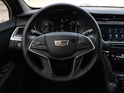 Used 2024 Cadillac XT5 Luxury FWD image 11