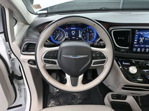 Used 2020 Chrysler Pacifica Limited FWD image 27