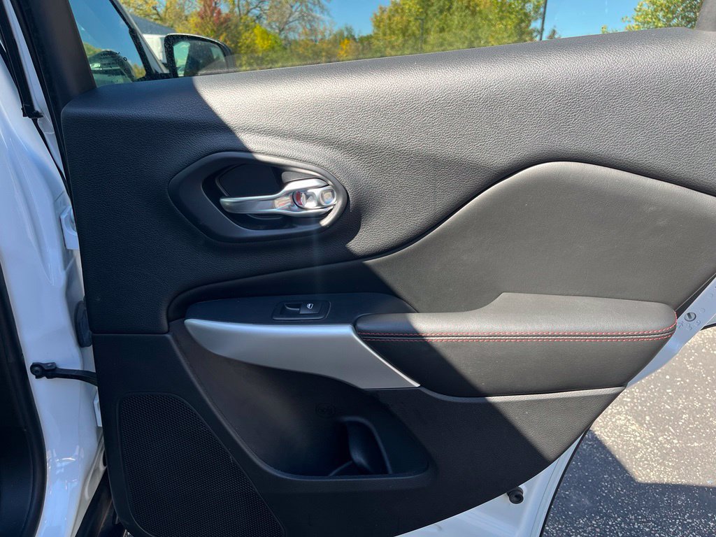 Used 2017 Jeep Cherokee Trailhawk AWD/4WD image 26