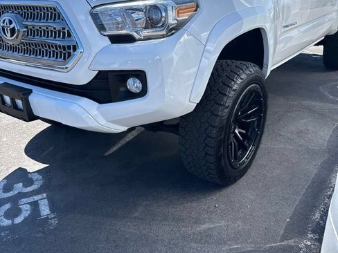 Used 2017 Toyota Tacoma TRD Sport AWD/4WD image 1