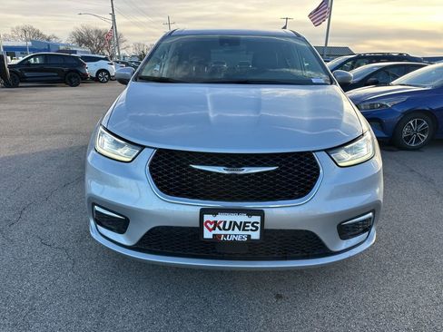 Used 2023 Chrysler Pacifica Touring-L image 20