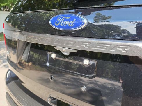 Used 2018 Ford Explorer XLT w/ Equipment Group 202A image 7