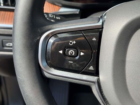 Used 2023 Volvo XC60 B5 Plus image 19