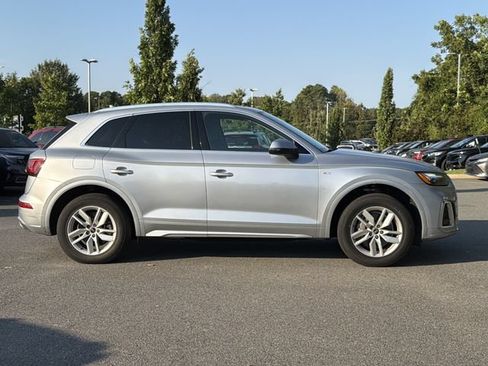 Used 2022 Audi Q5 2.0T Premium w/ Convenience Package AWD/4WD image 2