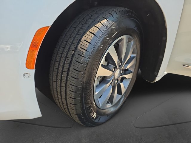 Used 2020 Chrysler Pacifica Limited w/ Advanced Safetytec Group FWD image 36