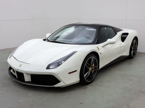 Used 2017 Ferrari 488 Spider image 2