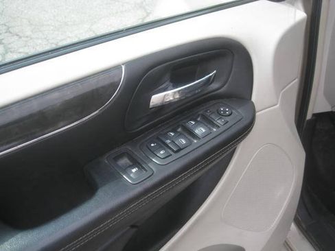 Used 2014 Chrysler Town & Country Touring FWD image 20