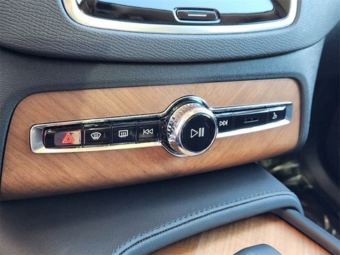 Used 2025 Volvo XC90 B5 Plus w/ Protection Package Premier image 16