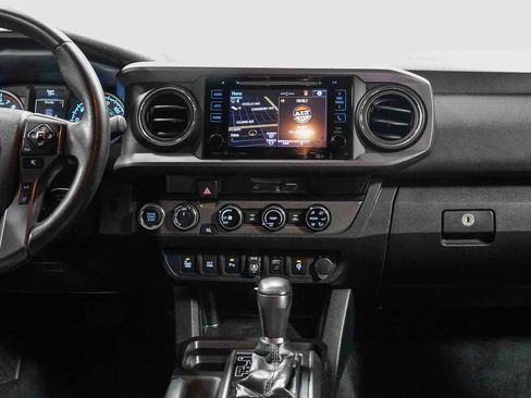 Certified 2018 Toyota Tacoma TRD Off-Road w/ Technology Package AWD/4WD image 14