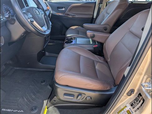 Used 2017 Toyota Sienna Limited Premium image 10