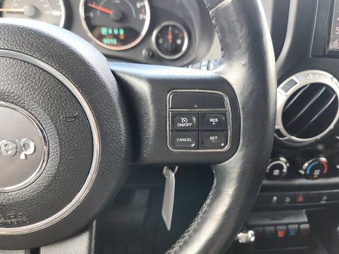 Used 2013 Jeep Wrangler Rubicon w/ PWR Convenience Group AWD/4WD image 32