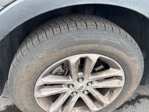 Used 2017 Ford Explorer XLT w/ Equipment Group 202A image 5