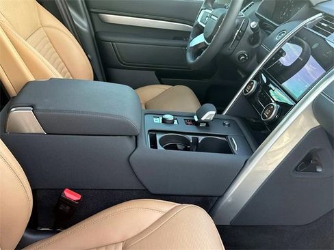 New 2024 Land Rover Discovery Dynamic SE image 8