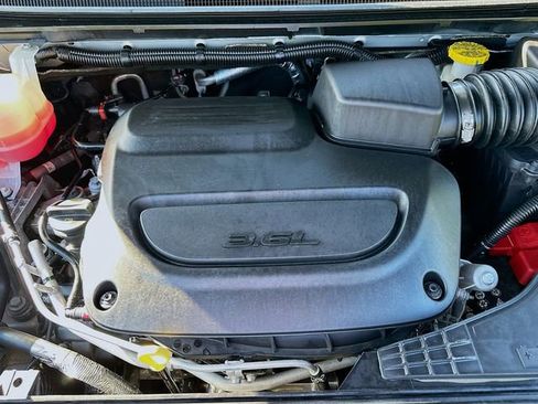 Used 2024 Chrysler Pacifica Touring-L image 29