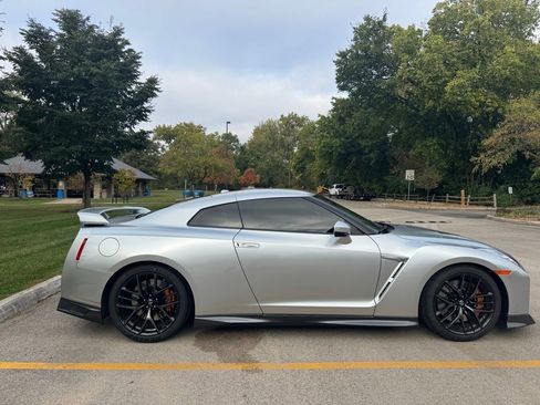 Used 2017 Nissan GT-R Premium w/ Premium Interior Package image 6
