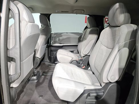 Used 2025 Toyota Sienna LE FWD image 34