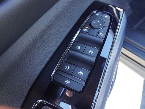 Certified 2025 Nissan Pathfinder SL w/ SL Premium Package image 16