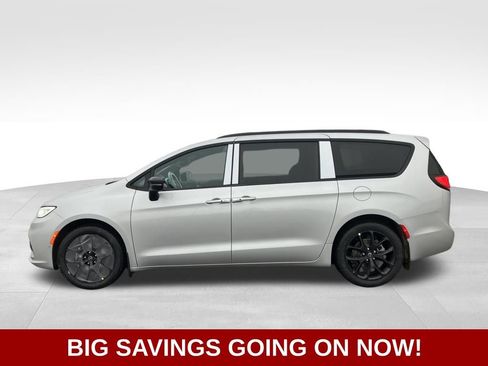 New 2026 Chrysler Pacifica Select w/ S Appearance Package image 5