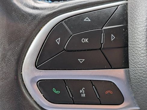 Used 2021 Chrysler Pacifica Touring-L w/ Uconnect Theater Family Group FWD image 9