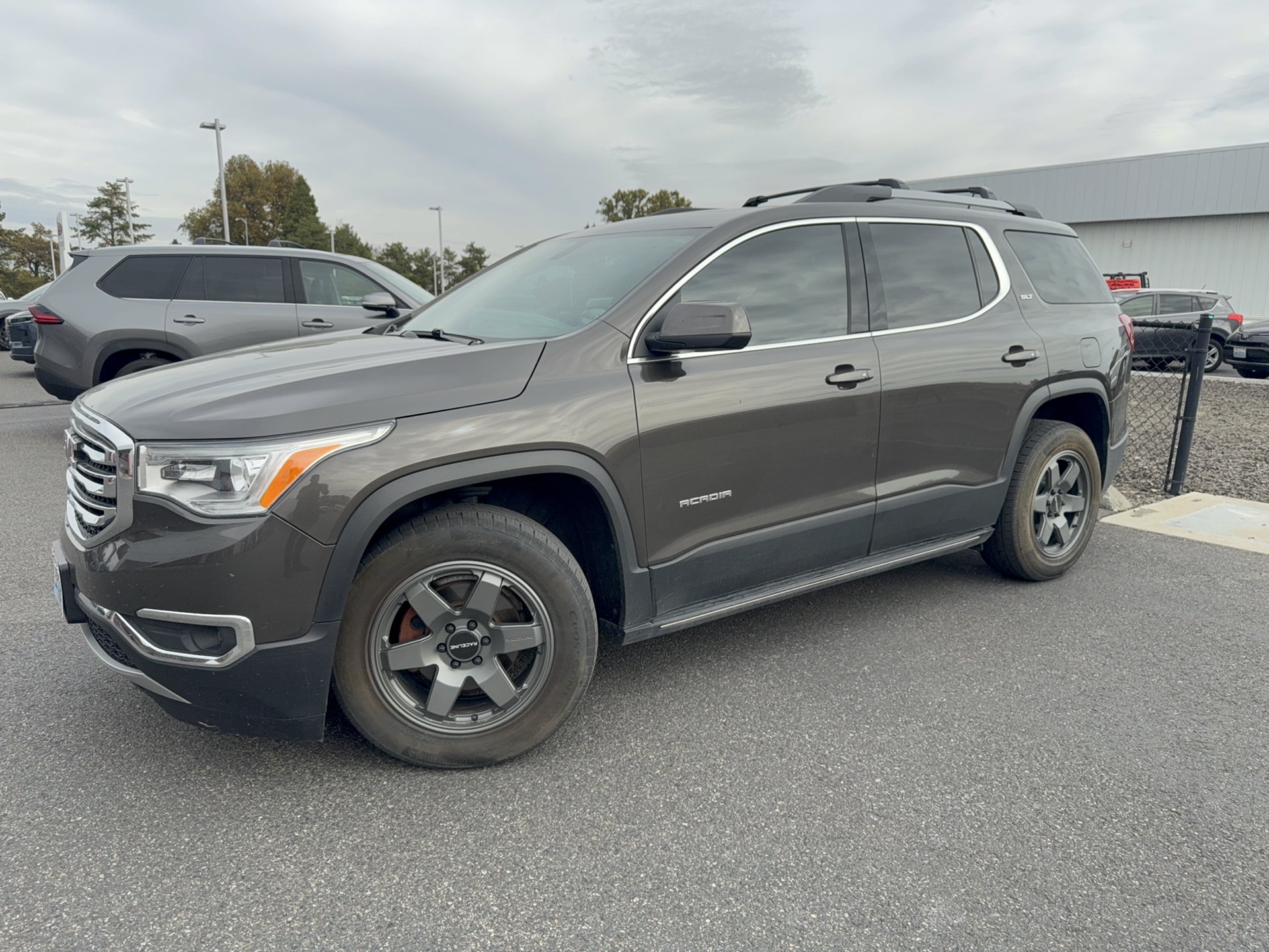 Used 2019 GMC Acadia SLT AWD/4WD image 3