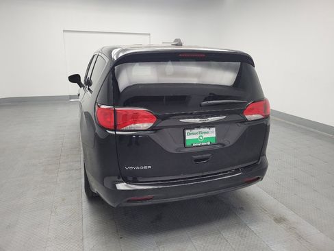 Used 2022 Chrysler Voyager LX image 6
