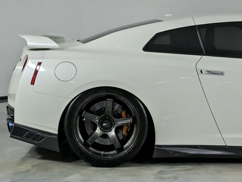 Used 2019 Nissan GT-R Premium w/ Premium Interior Package image 14