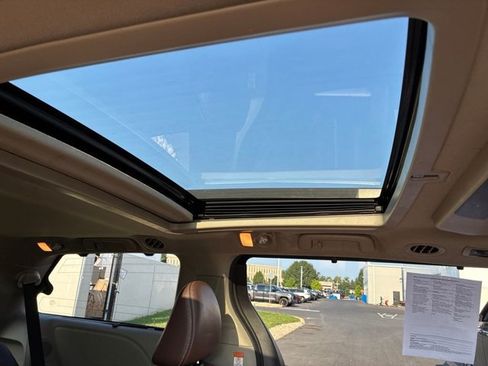 Used 2018 Toyota Sienna Limited Premium AWD/4WD image 27