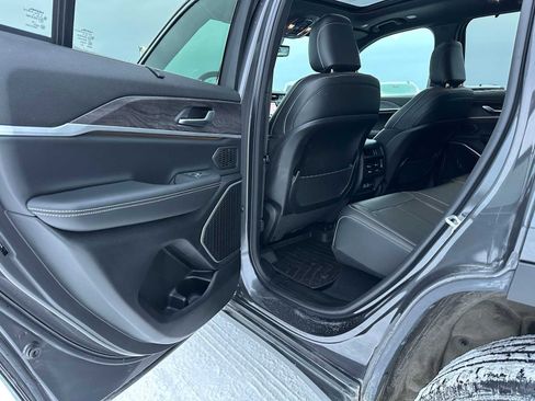 Used 2025 Jeep Grand Cherokee Limited w/ Luxury Tech Group II image 15