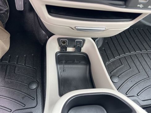 Used 2020 Chrysler Pacifica Limited image 52