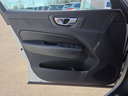 Used 2018 Volvo XC60 T5 Momentum w/ Convenience Package image 17