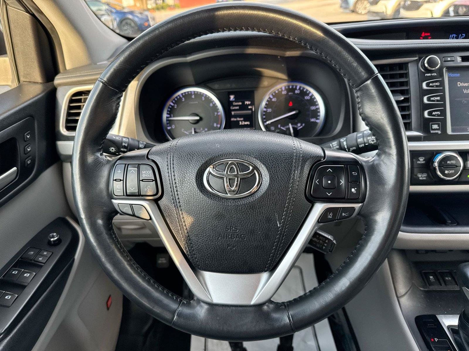 Used 2019 Toyota Highlander Limited Platinum FWD image 6
