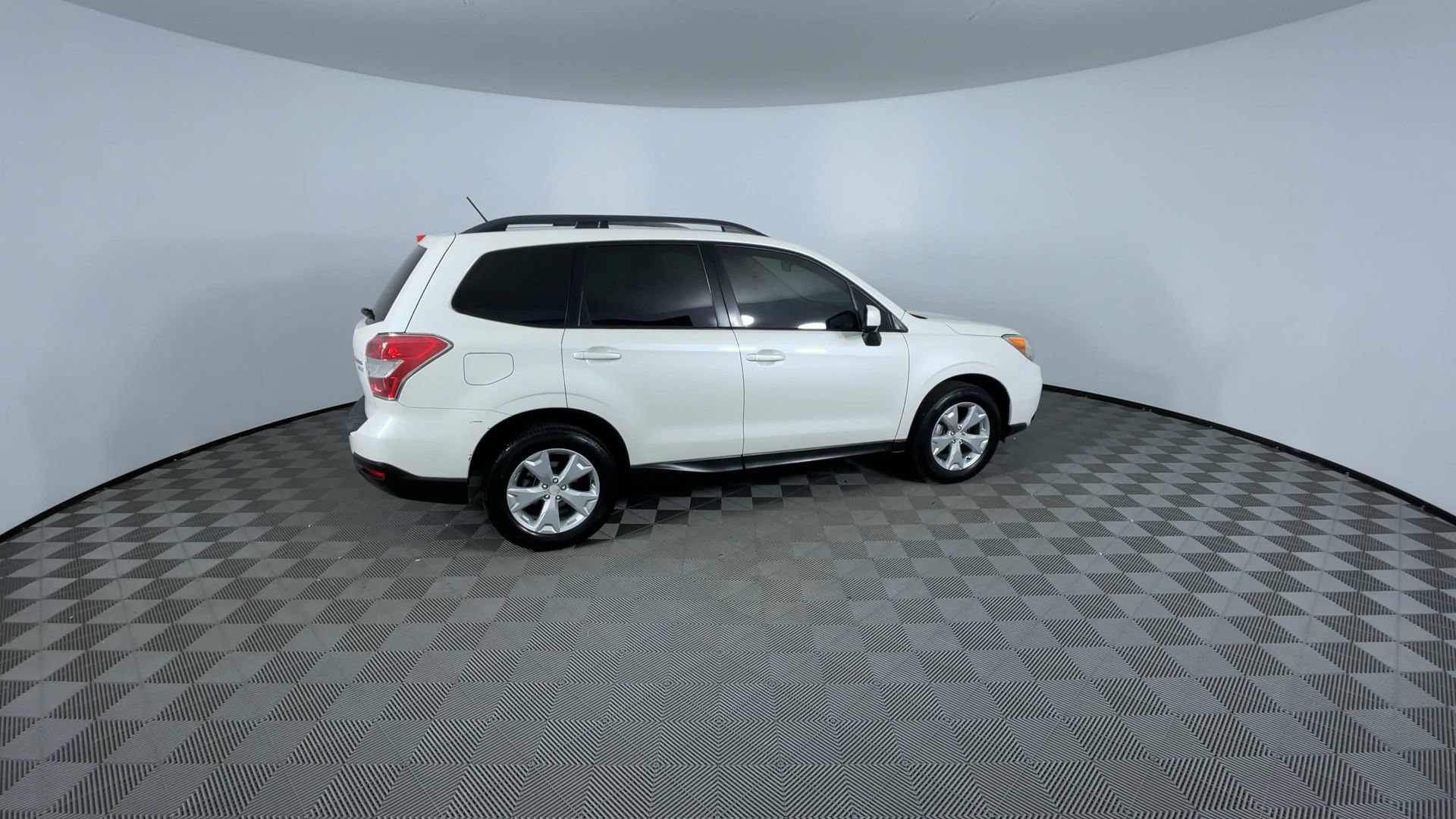 Used 2015 Subaru Forester 2.5i Premium w/ All-Weather Package AWD/4WD image 9