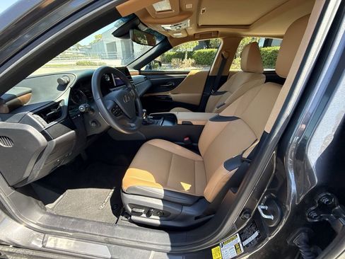 Used 2025 Lexus ES 350 w/ Premium Package image 30