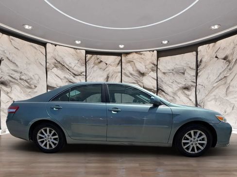 Used 2011 Toyota Camry XLE w/ SE/XLE Extra-Value Pkg FWD image 4