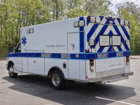 Used 2012 Ford E-450 and Econoline 450 Super Duty w/ Ambulance Prep Pkg RWD image 6