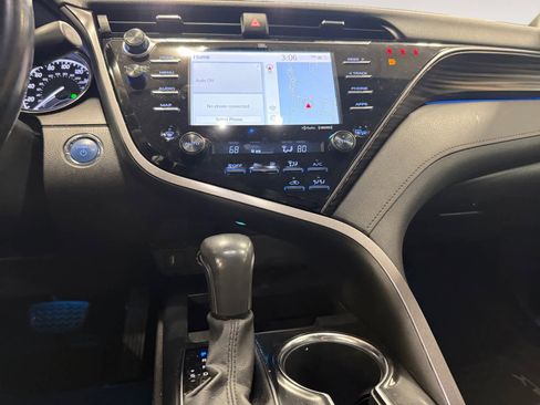 Used 2020 Toyota Camry XLE w/ Sunroof Package image 12