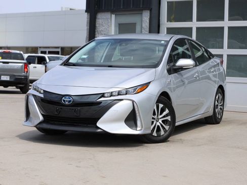 Used 2022 Toyota Prius Prime XLE image 3