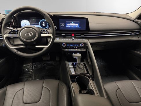 Certified 2023 Hyundai Elantra Limited w/ Preferred Accessory Package image 10