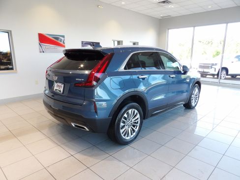 Used 2024 Cadillac XT4 Premium Luxury image 6