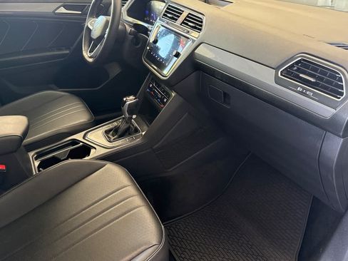 Used 2023 Volkswagen Tiguan SE w/ Panoramic Sunroof Package FWD image 17