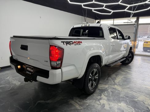 Used 2017 Toyota Tacoma TRD Off-Road image 5