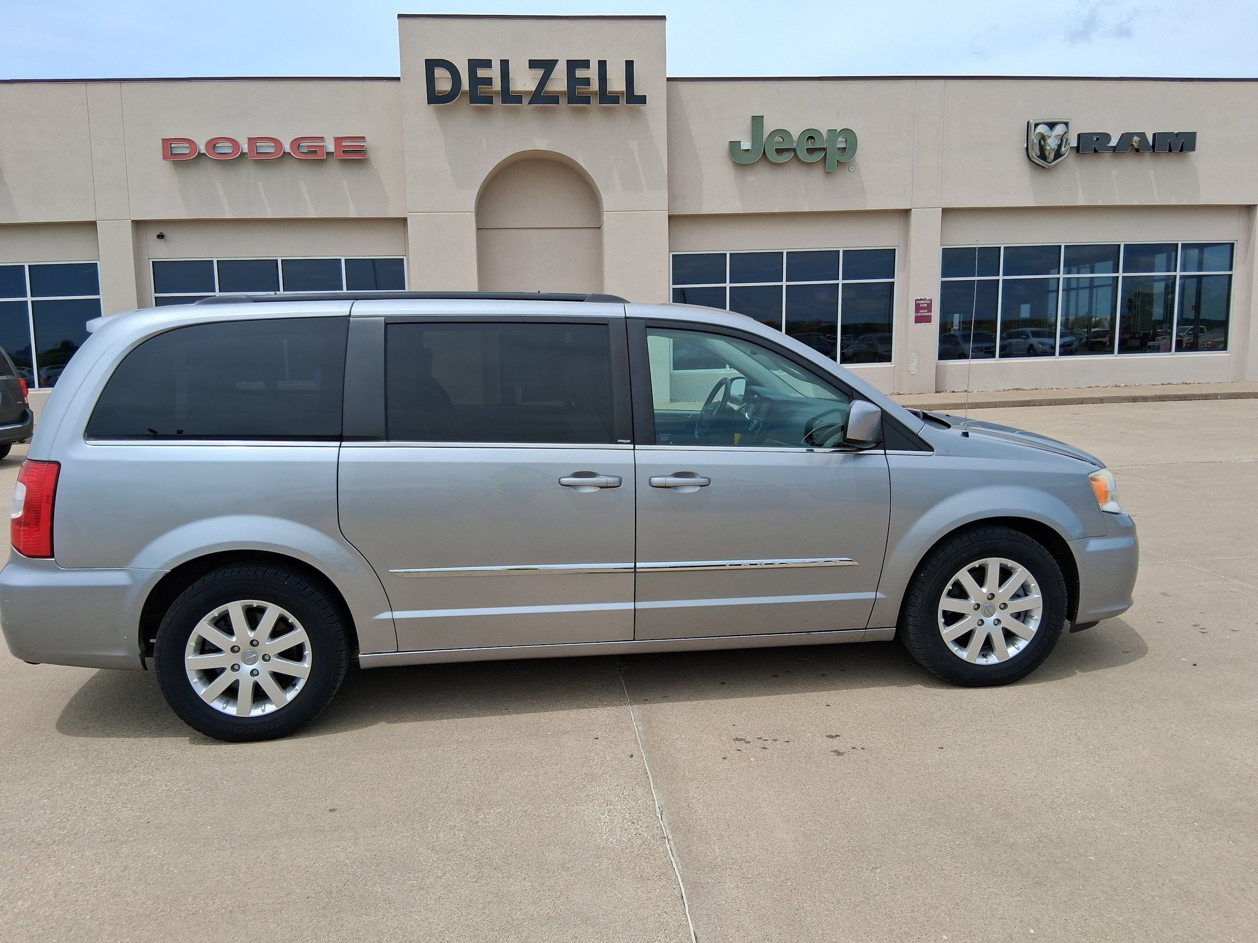 Used 2013 Chrysler Town & Country Touring FWD image 1