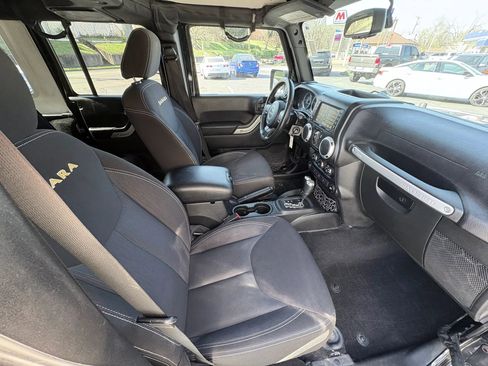 Used 2015 Jeep Wrangler Unlimited Sahara w/ Connectivity Group AWD/4WD image 21