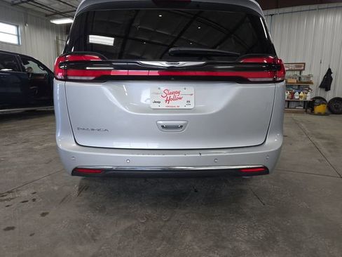 Used 2024 Chrysler Pacifica Touring-L image 16