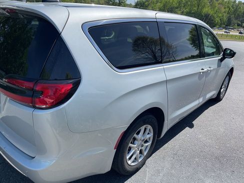 Used 2024 Chrysler Pacifica Touring-L image 5