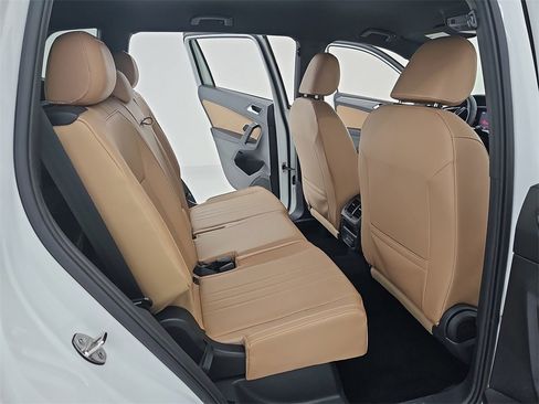 Used 2022 Volkswagen Tiguan SE R-Line image 13