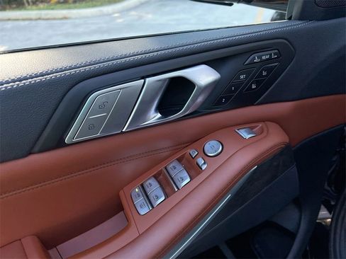 Used 2022 BMW X7 xDrive40i w/ M Sport Package image 9