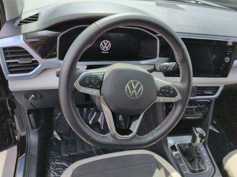 Used 2025 Volkswagen Taos SE w/ Panoramic Sunroof Package FWD image 11